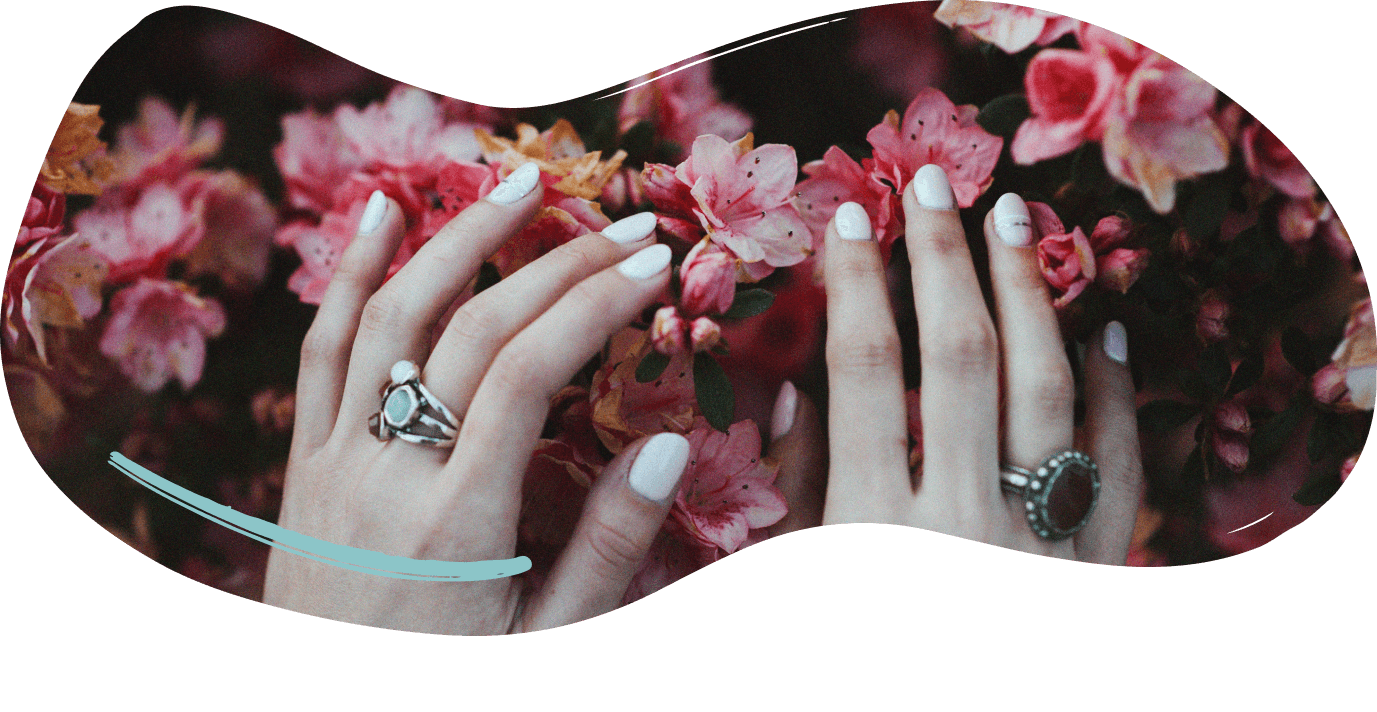 Hände vor Blumen